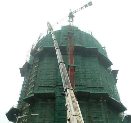 拉萨市吊车在工地上作业